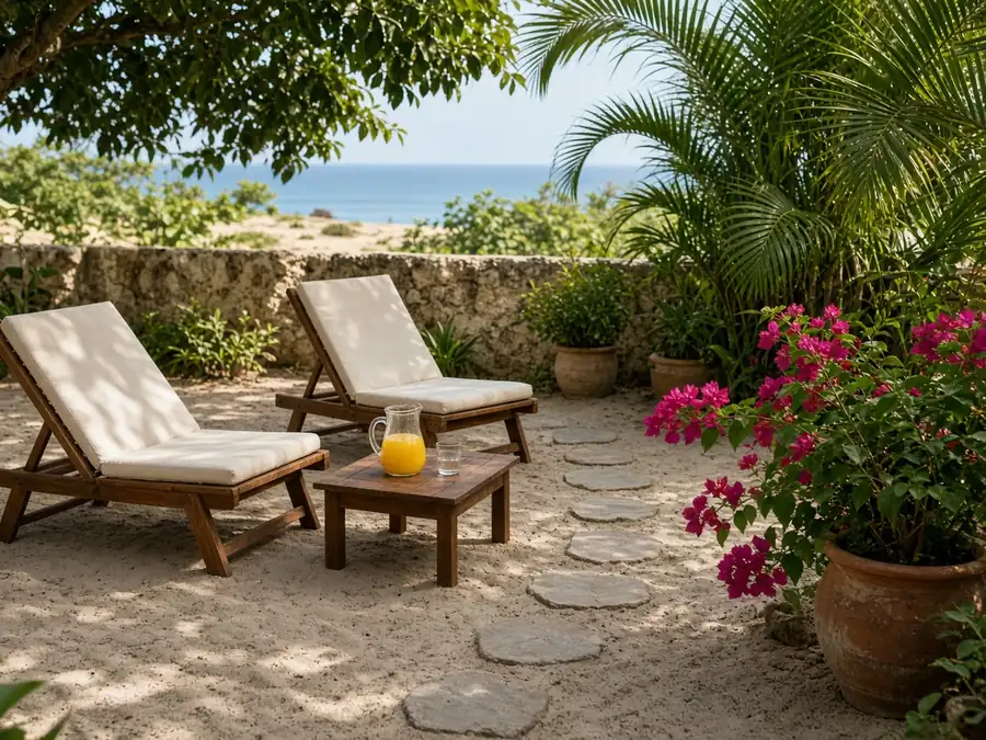 Coin détente du jardin : transats, bougainvilliers et vue sur la mer